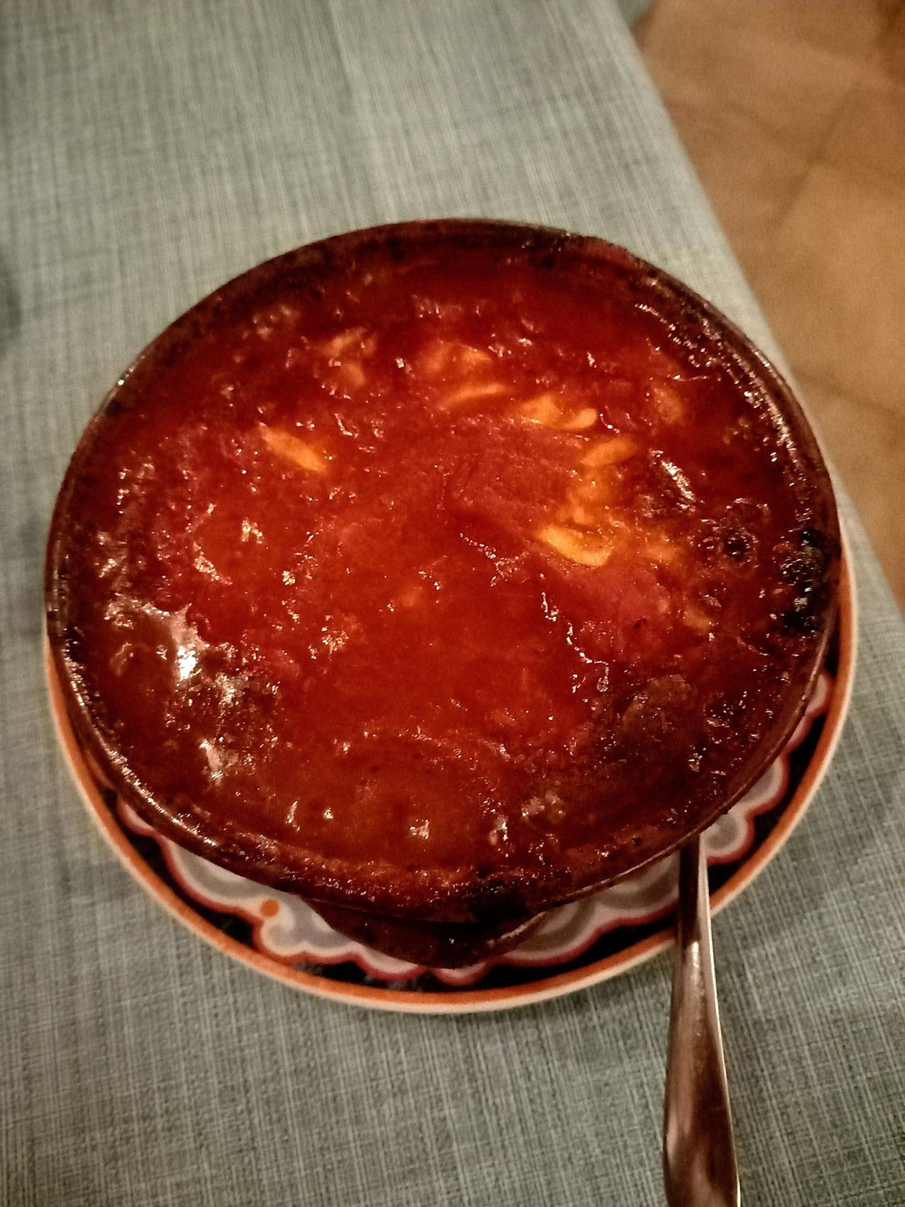Il Tegamino alla Diavola nel suo tegame di terracotta: pomodoro, salsiccia, mozzarella