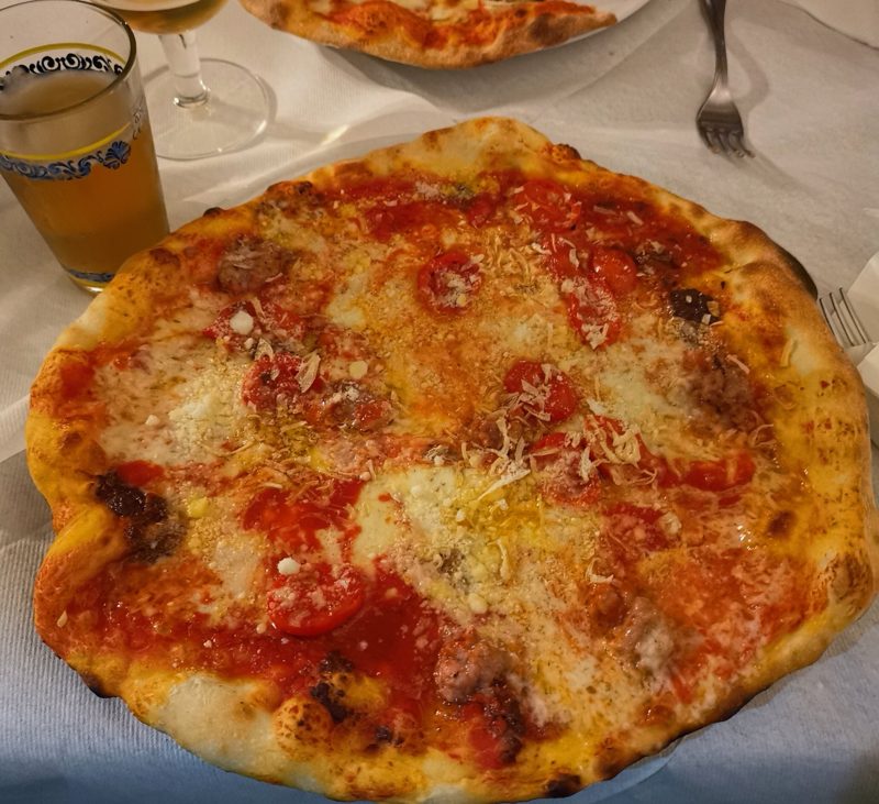 Pizza margherita con una birra