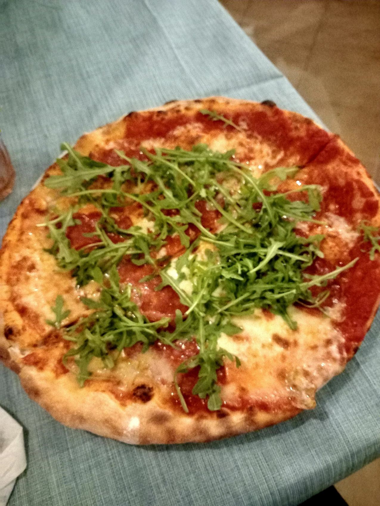 Pizza a lievito madre con salsiccia e rucola